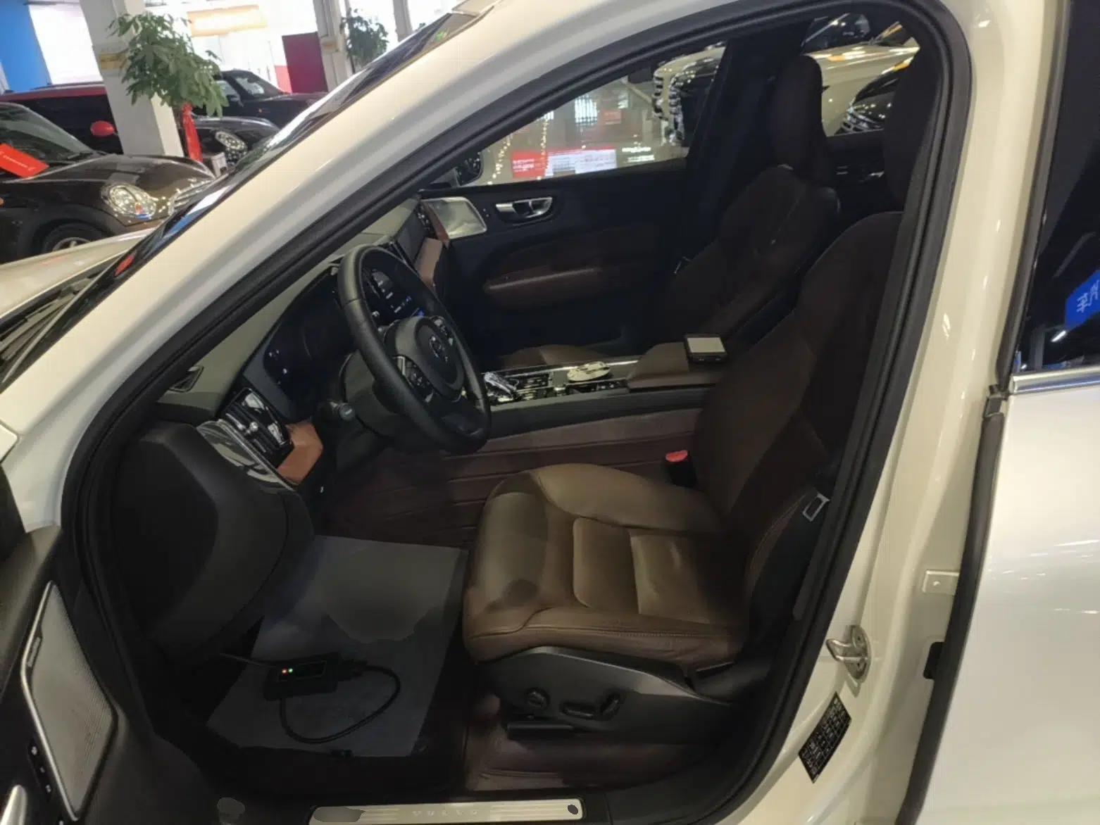 Volvo XC60 2023 B5 4x4 Smart Luxury Edition — миниатюра 22
