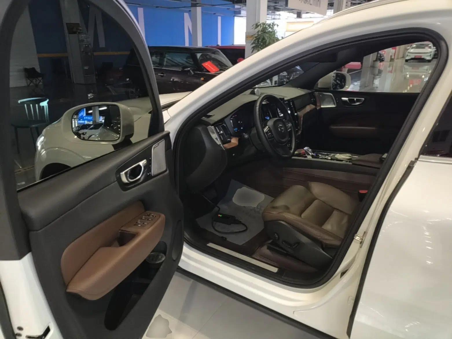 Volvo XC60 2023 B5 4x4 Smart Luxury Edition — миниатюра 23