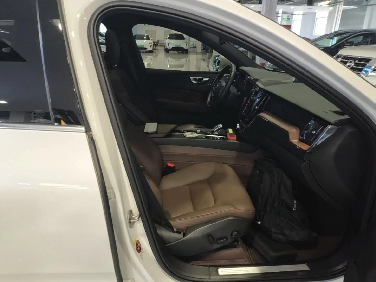 Volvo XC60 2023 B5 4x4 Smart Luxury Edition — миниатюра 24