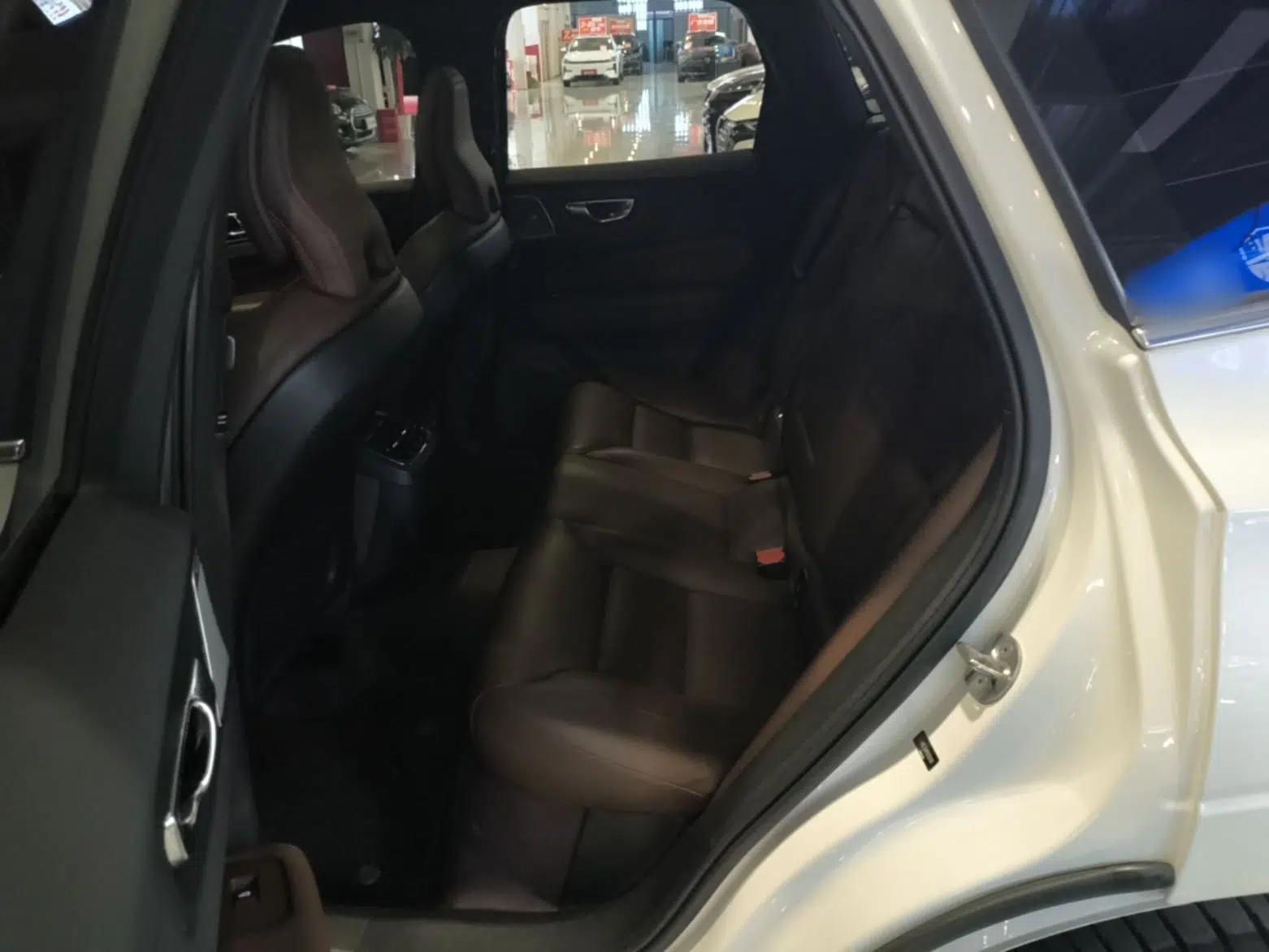 Volvo XC60 2023 B5 4x4 Smart Luxury Edition — миниатюра 25