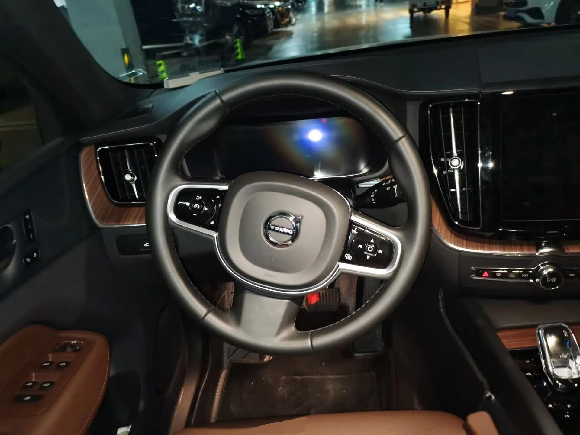 Volvo XC60 2025 B5 Four-Wheel Drive Smart & Advanced Luxury Edition — миниатюра 10