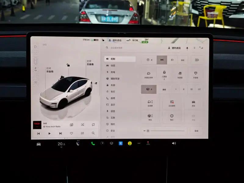 Model Y 2025 Rear-Wheel Drive — миниатюра 11