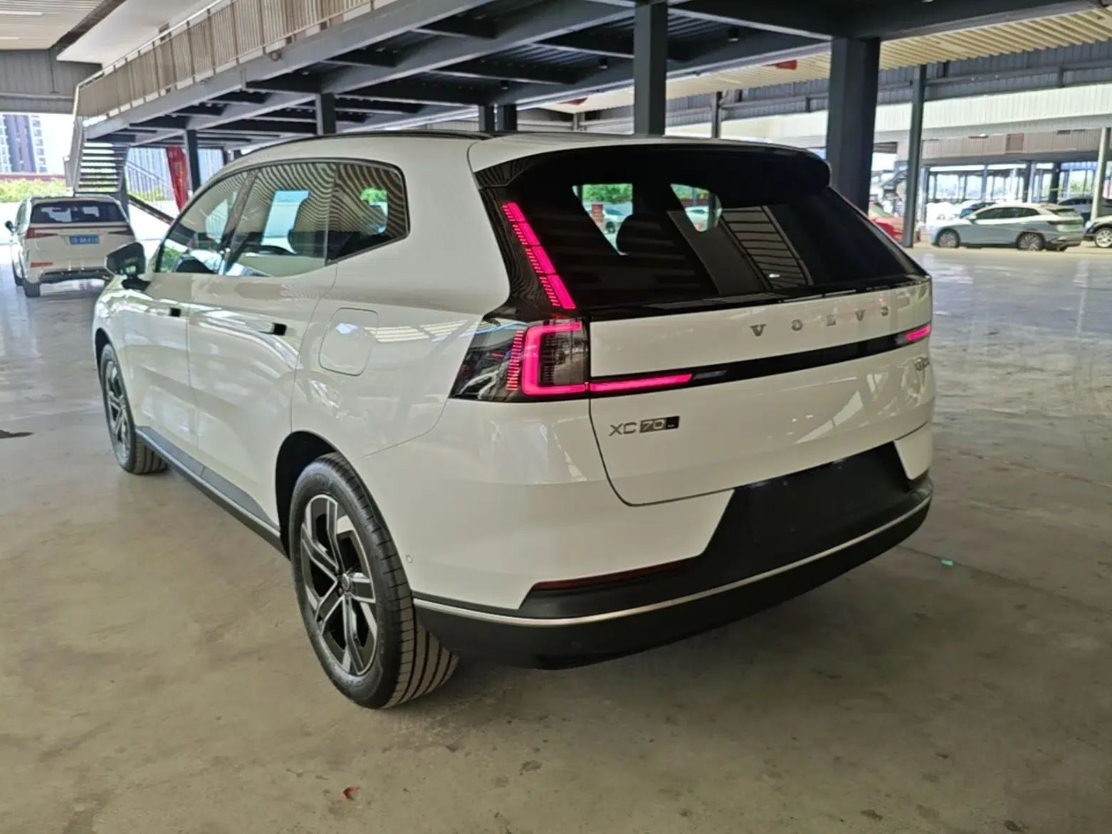 Volvo XC70 Plug-in Hybrid 2026 Model Four-Wheel Drive Long-Range Core — миниатюра 4
