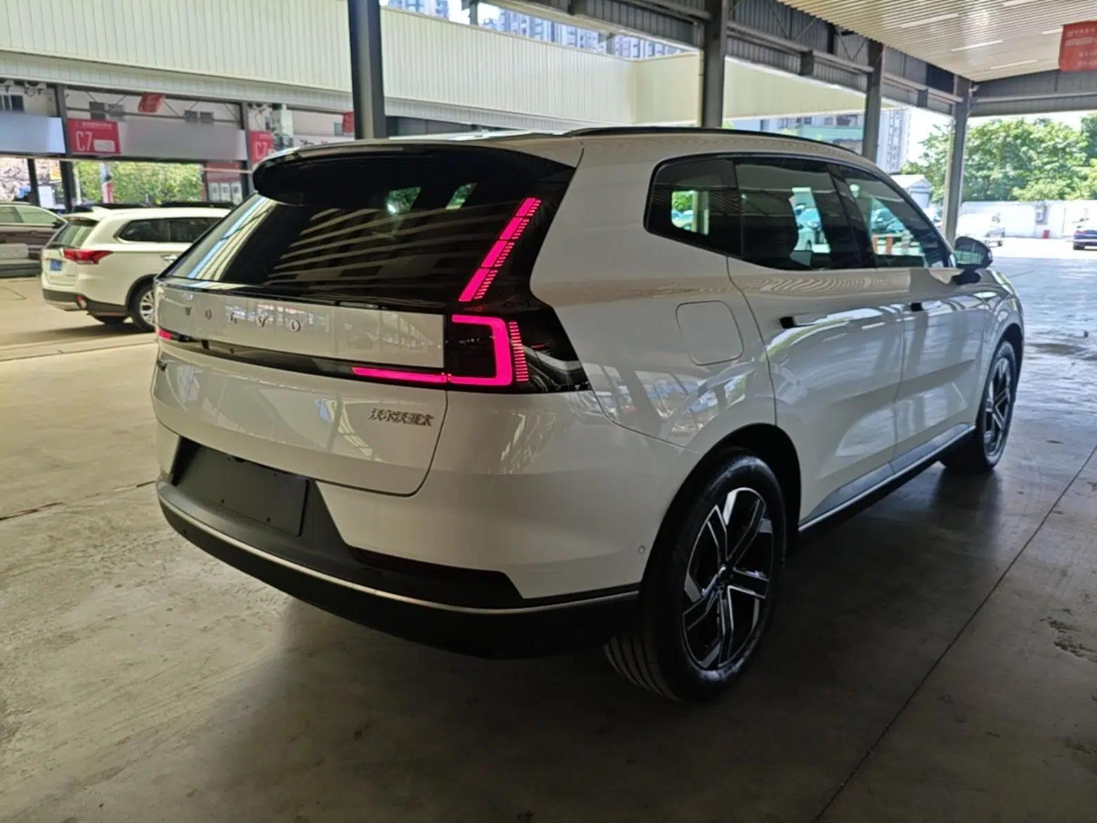 Volvo XC70 Plug-in Hybrid 2026 Model Four-Wheel Drive Long-Range Core — миниатюра 6