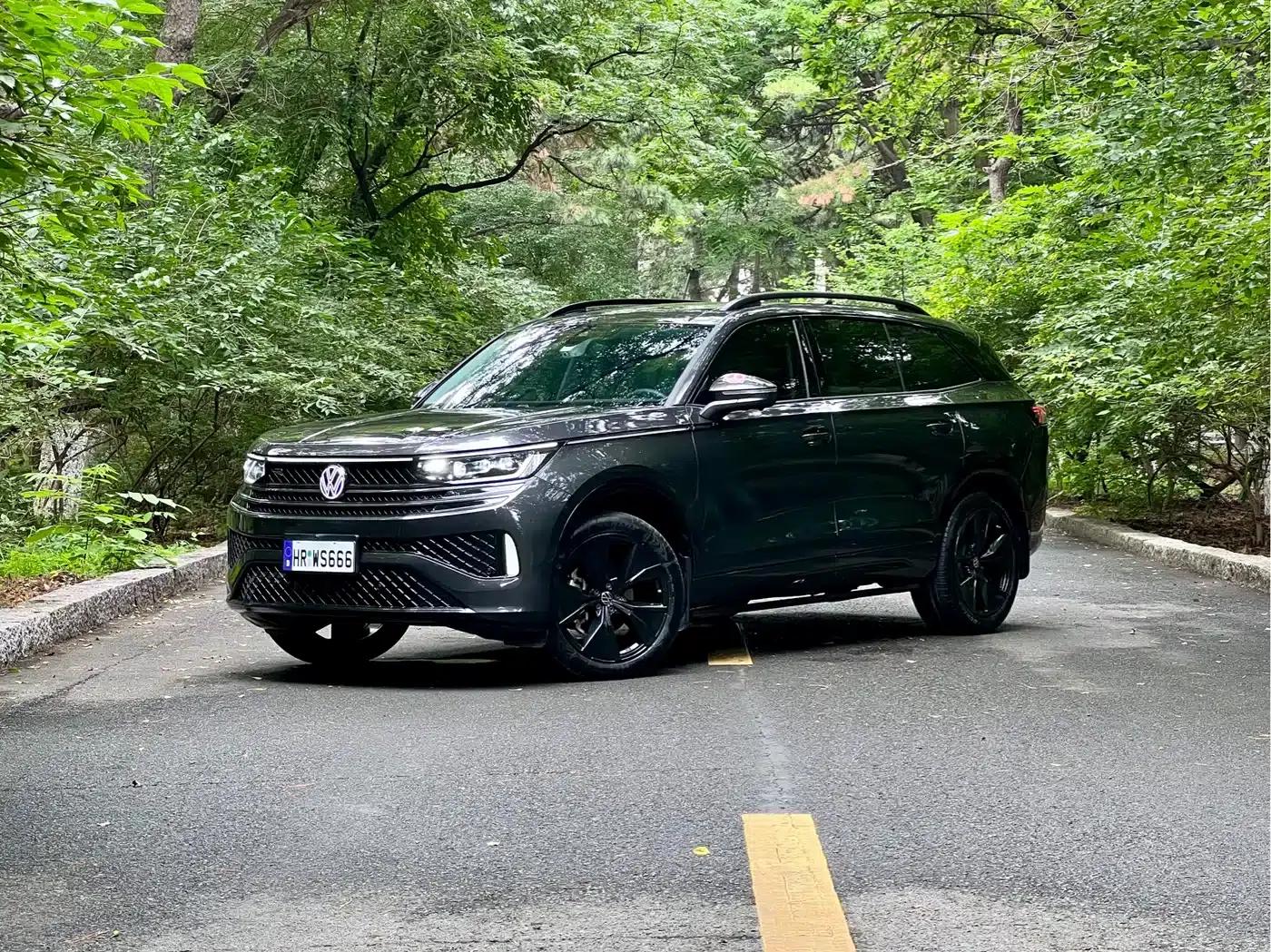 2024 Range Rover 380TSI AWD R-Line Black Knight Edition — миниатюра 1