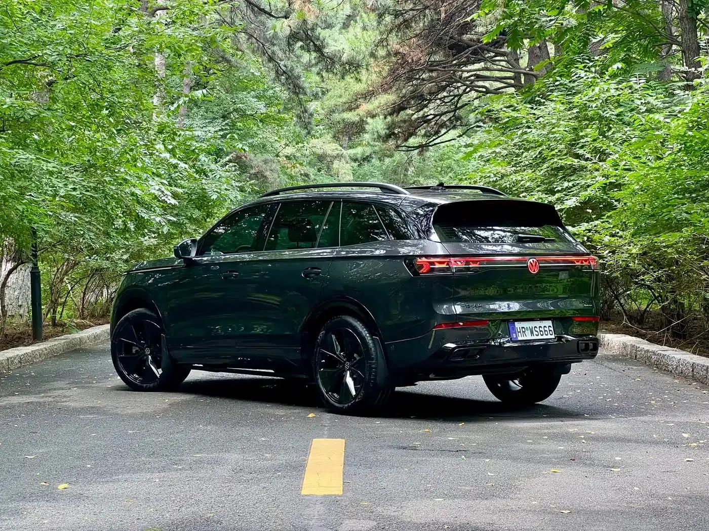2024 Range Rover 380TSI AWD R-Line Black Knight Edition — миниатюра 11
