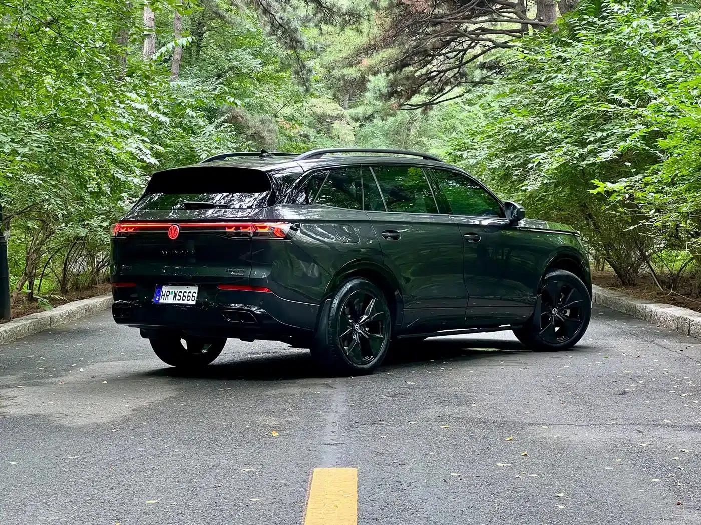 2024 Range Rover 380TSI AWD R-Line Black Knight Edition — миниатюра 3
