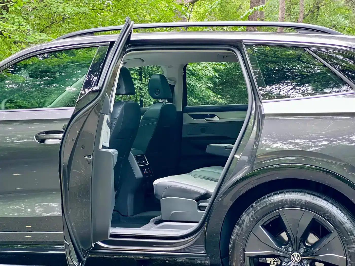 2024 Range Rover 380TSI AWD R-Line Black Knight Edition — миниатюра 23