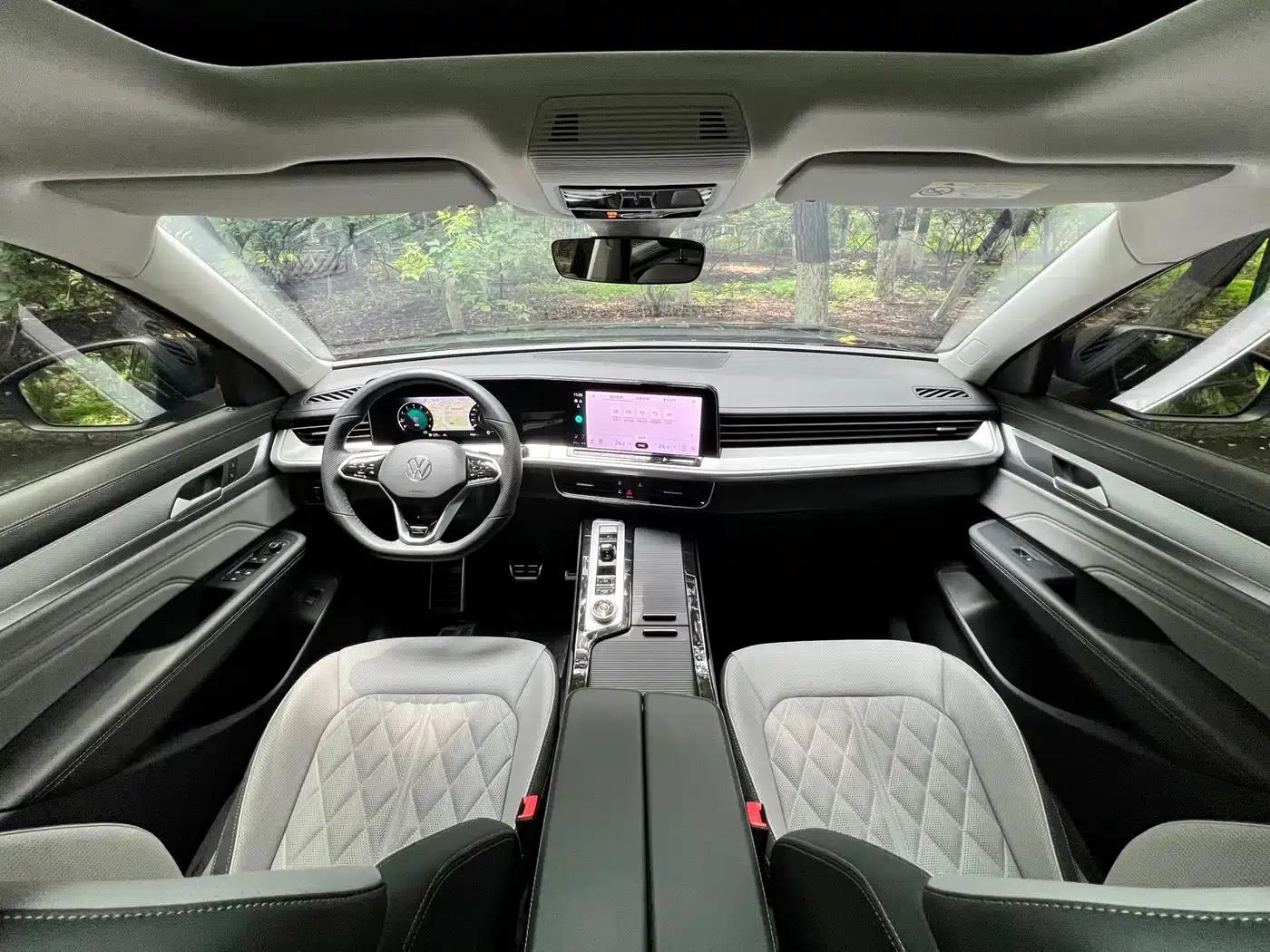 2024 Range Rover 380TSI AWD R-Line Black Knight Edition — миниатюра 24
