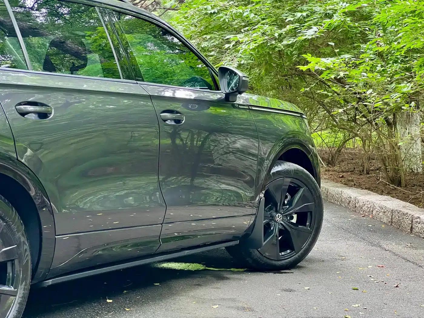 2024 Range Rover 380TSI AWD R-Line Black Knight Edition — миниатюра 4