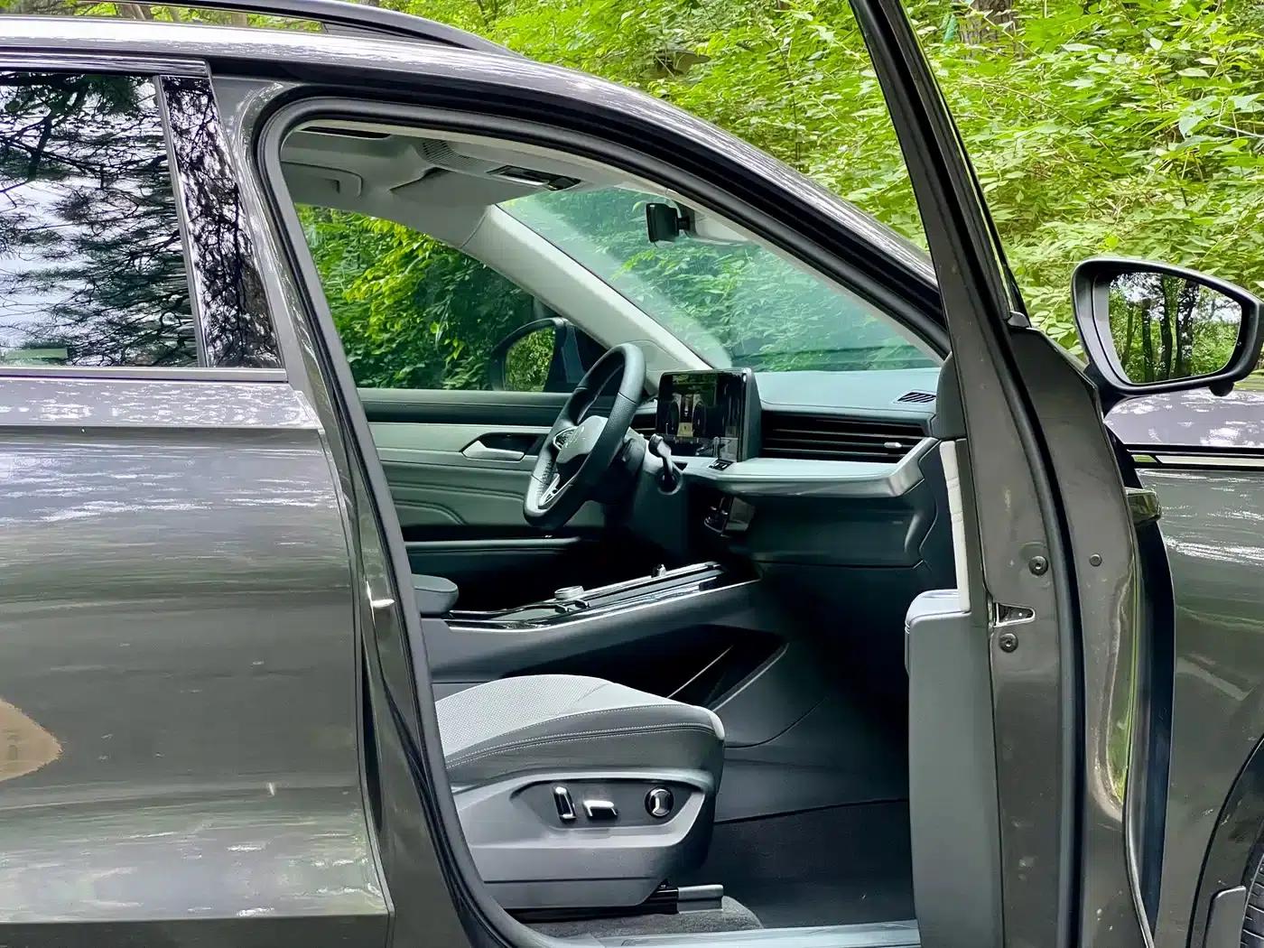 2024 Range Rover 380TSI AWD R-Line Black Knight Edition — миниатюра 32