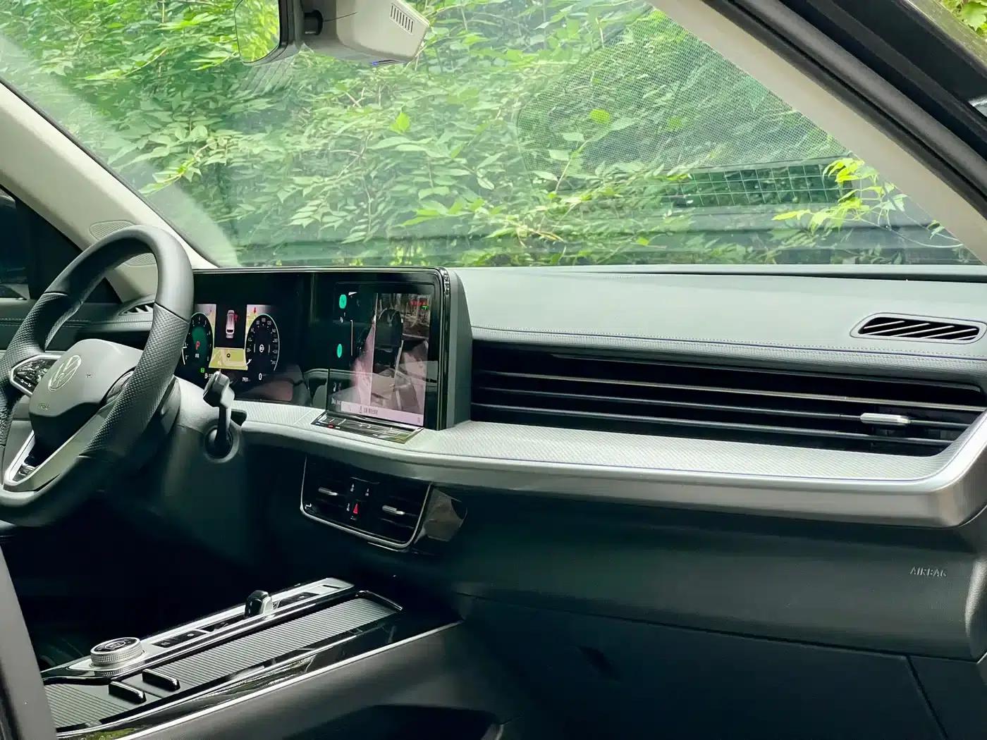 2024 Range Rover 380TSI AWD R-Line Black Knight Edition — миниатюра 33