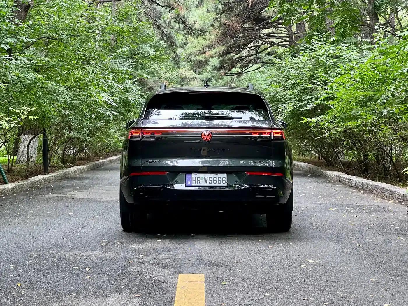 2024 Range Rover 380TSI AWD R-Line Black Knight Edition — миниатюра 5