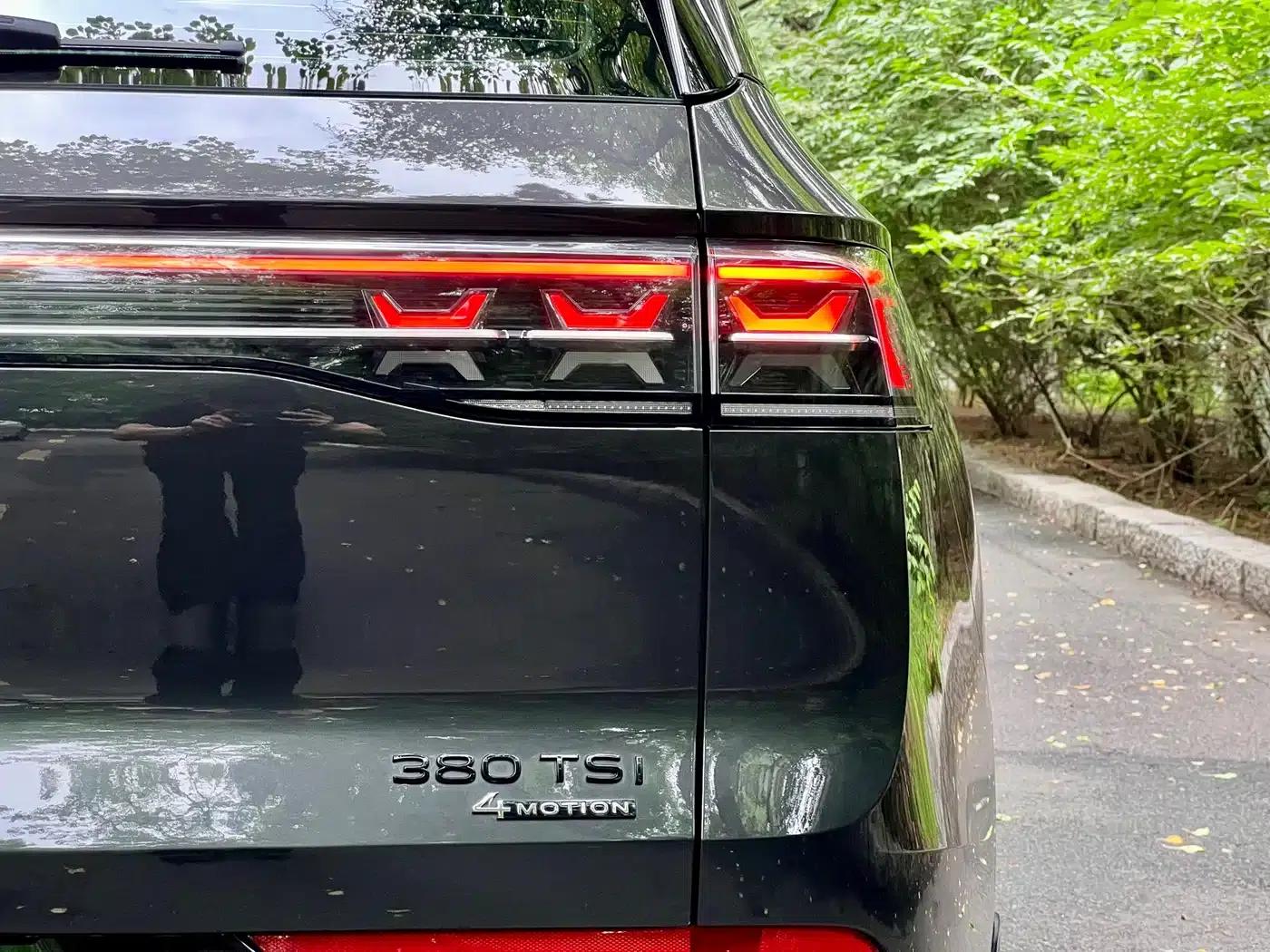 2024 Range Rover 380TSI AWD R-Line Black Knight Edition — миниатюра 6