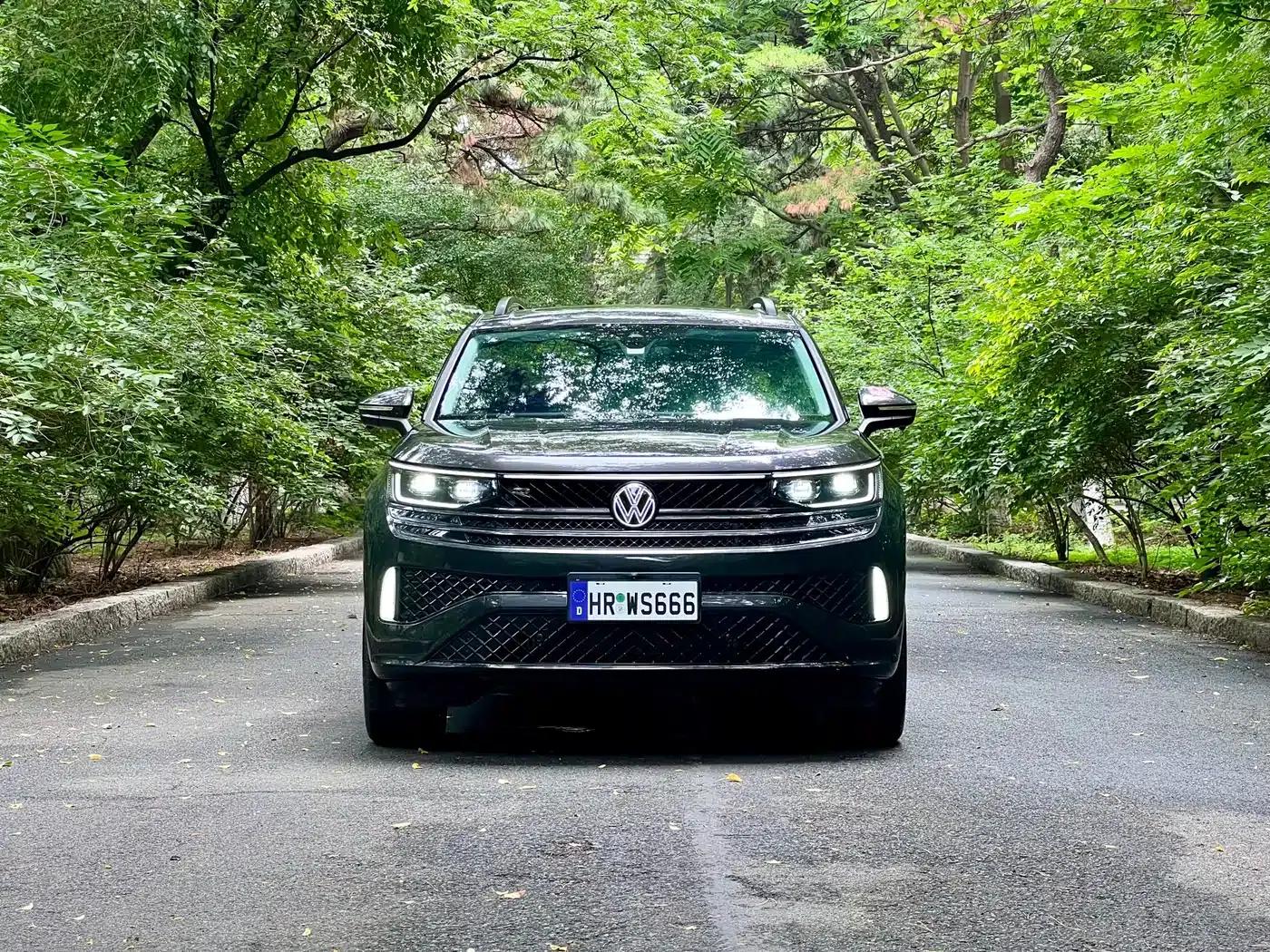2024 Range Rover 380TSI AWD R-Line Black Knight Edition — миниатюра 8