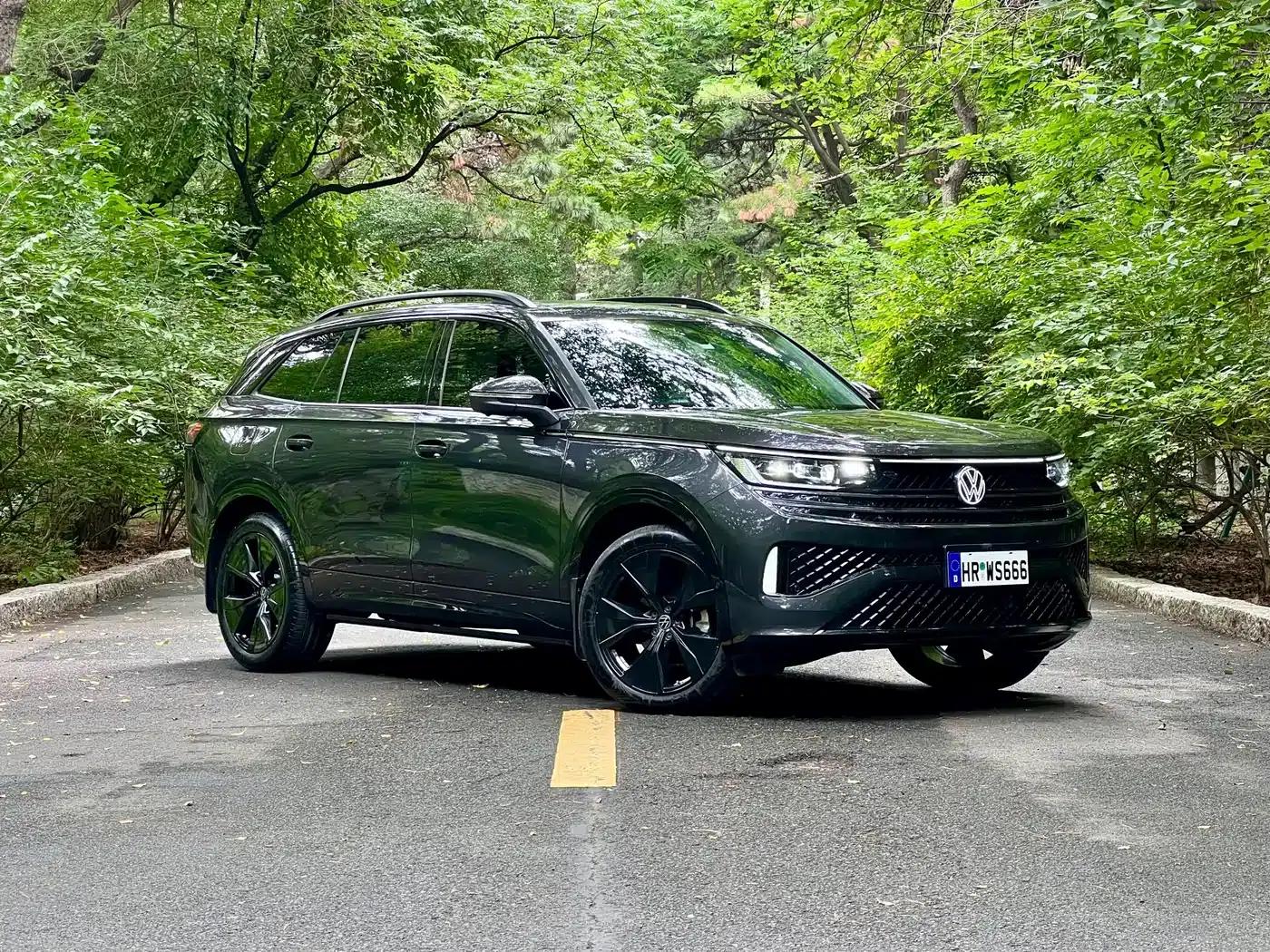 2024 Range Rover 380TSI AWD R-Line Black Knight Edition — миниатюра 10