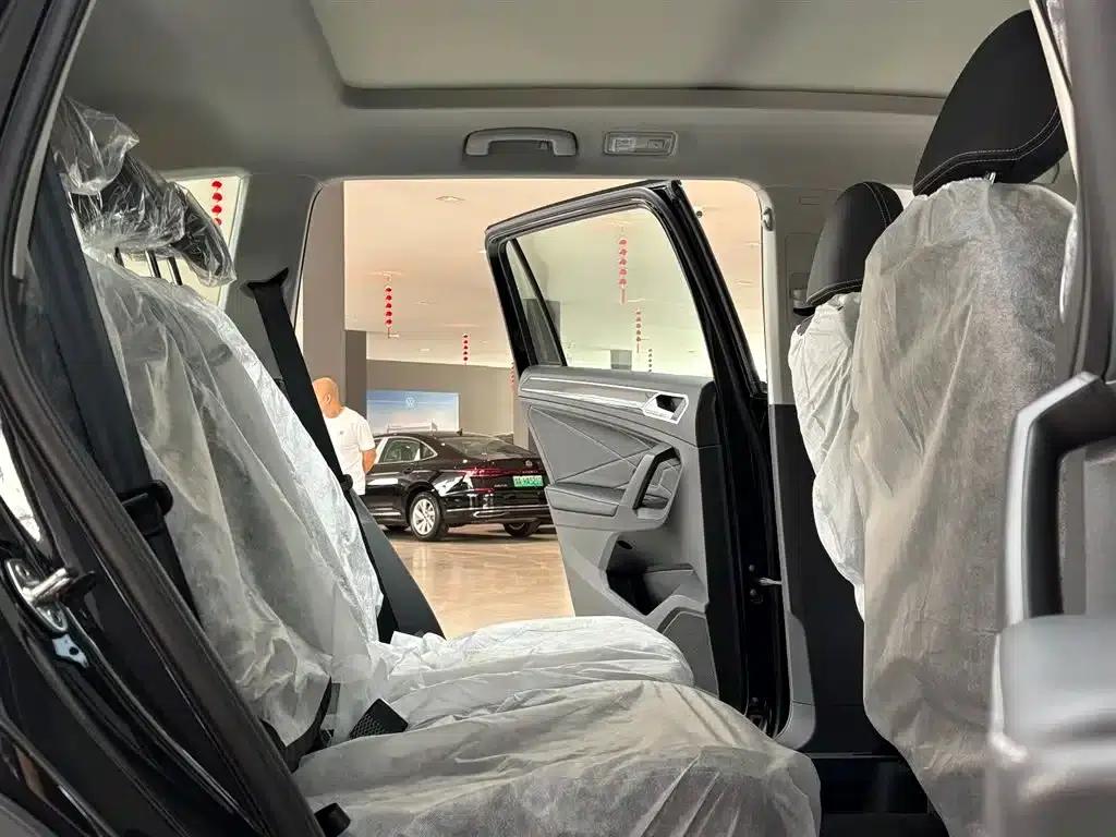 2023 Volkswagen Tiguan L Plug-in Hybrid 430PHEV Premium Edition — миниатюра 11