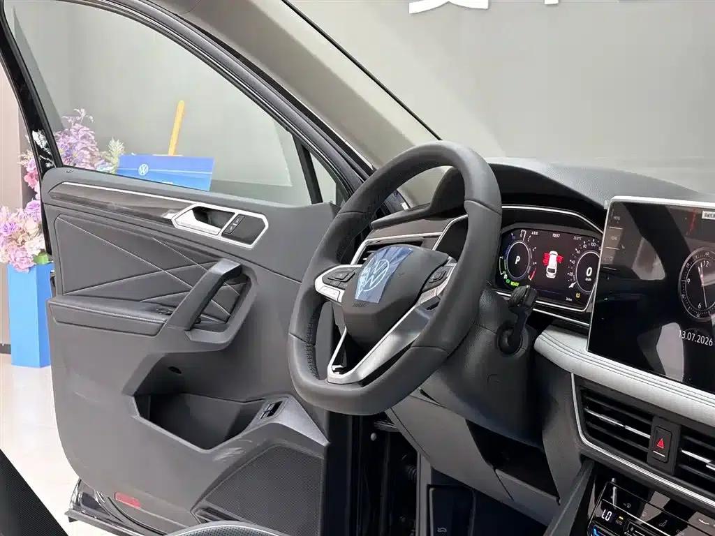 2023 Volkswagen Tiguan L Plug-in Hybrid 430PHEV Premium Edition — миниатюра 13