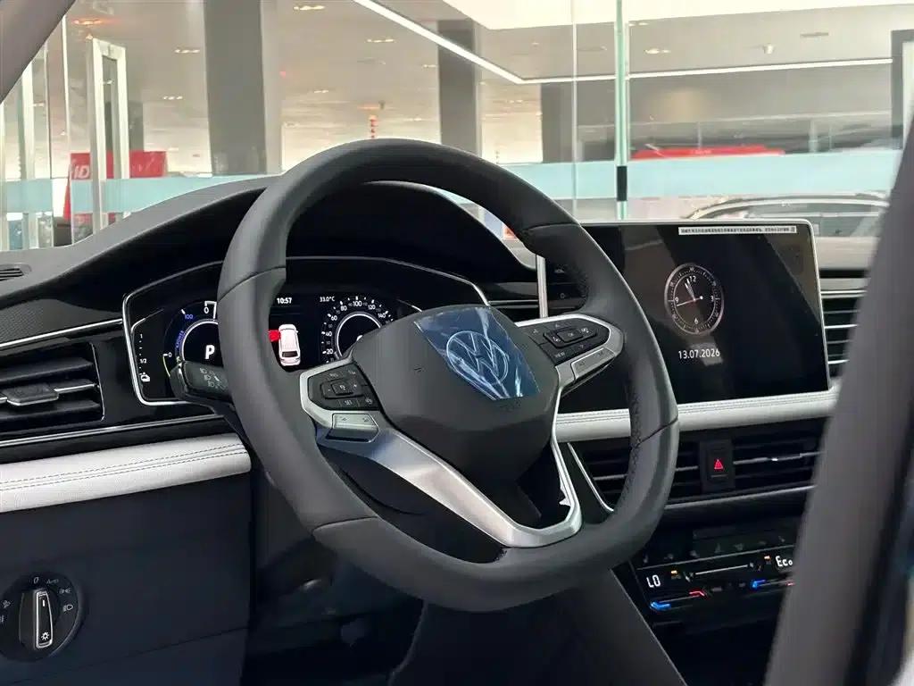 2023 Volkswagen Tiguan L Plug-in Hybrid 430PHEV Premium Edition — миниатюра 16