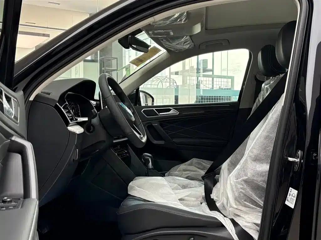 2023 Volkswagen Tiguan L Plug-in Hybrid 430PHEV Premium Edition — миниатюра 9