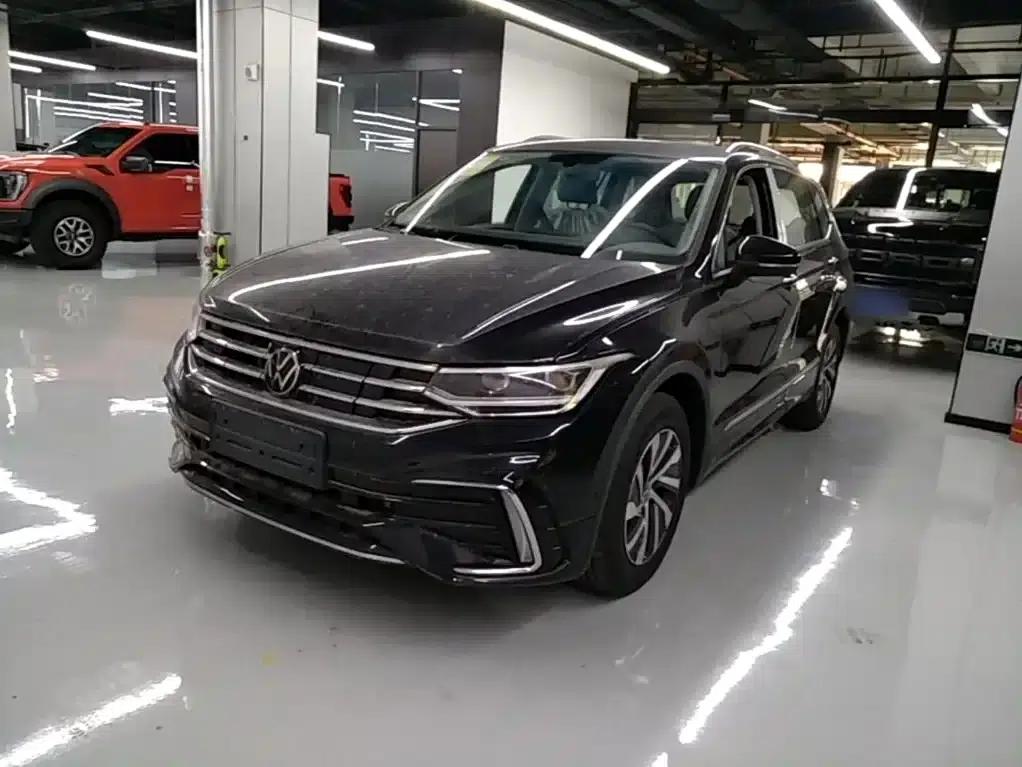 2023 Volkswagen Tiguan L Plug-in Hybrid 430PHEV Premium Edition — миниатюра 1