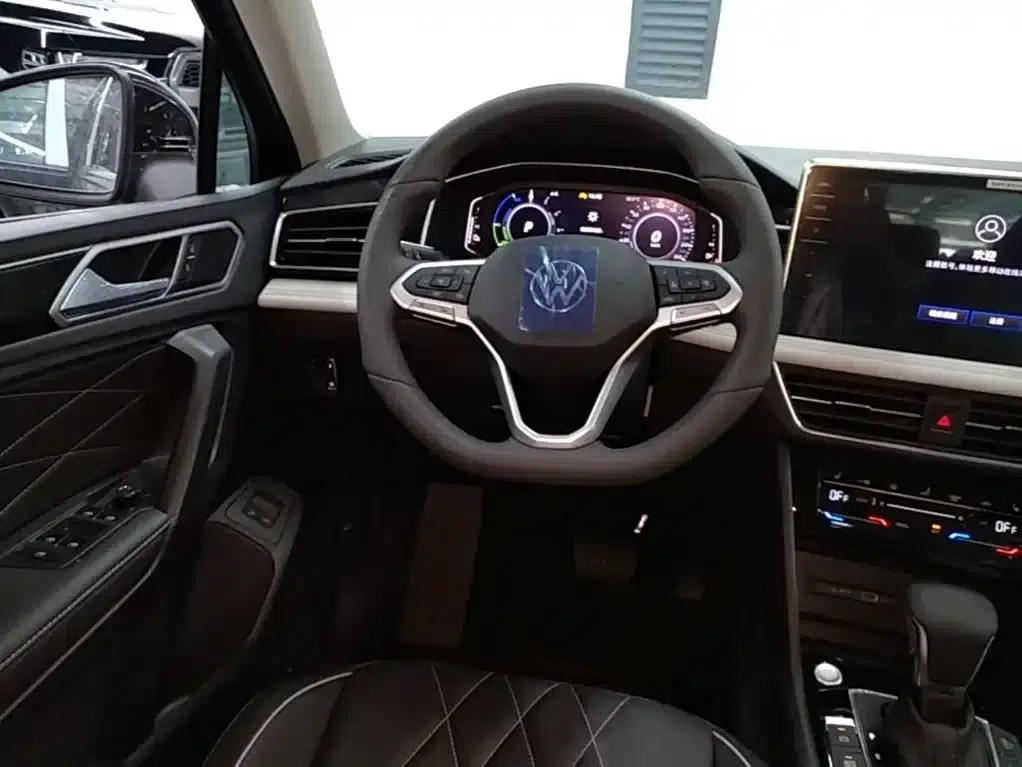 2023 Volkswagen Tiguan L Plug-in Hybrid 430PHEV Premium Edition — миниатюра 11