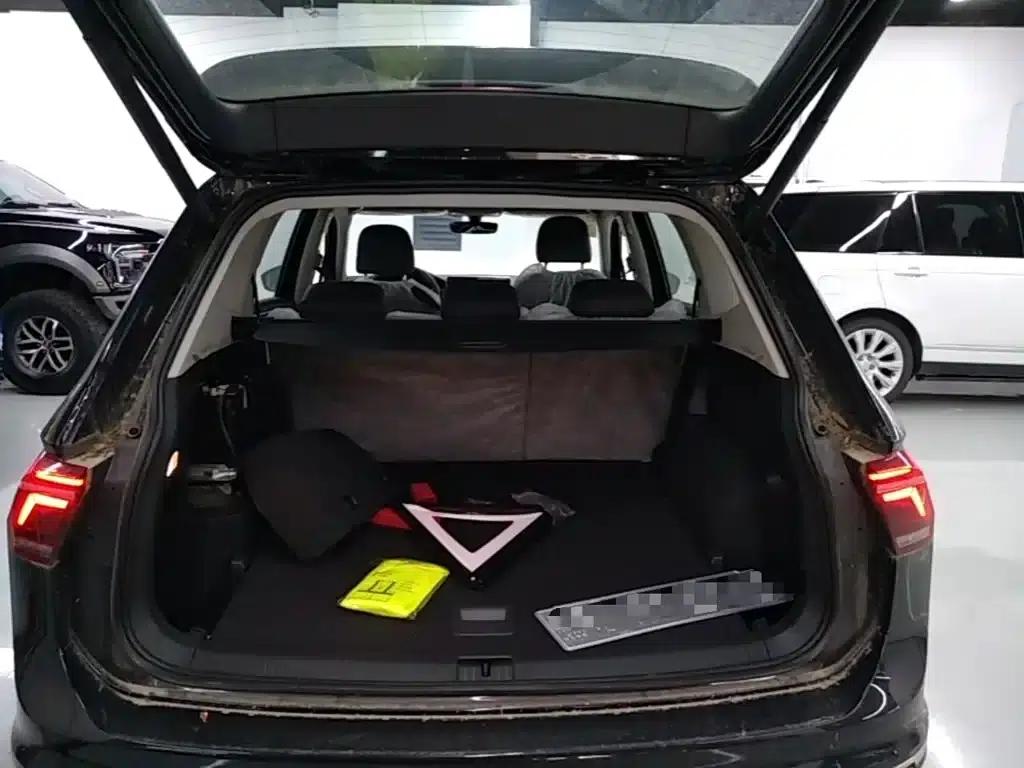 2023 Volkswagen Tiguan L Plug-in Hybrid 430PHEV Premium Edition — миниатюра 19
