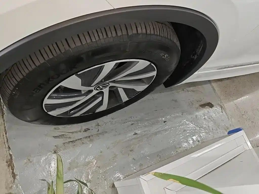 2023 Volkswagen Tiguan L Plug-in Hybrid 430PHEV Premium Edition — миниатюра 23