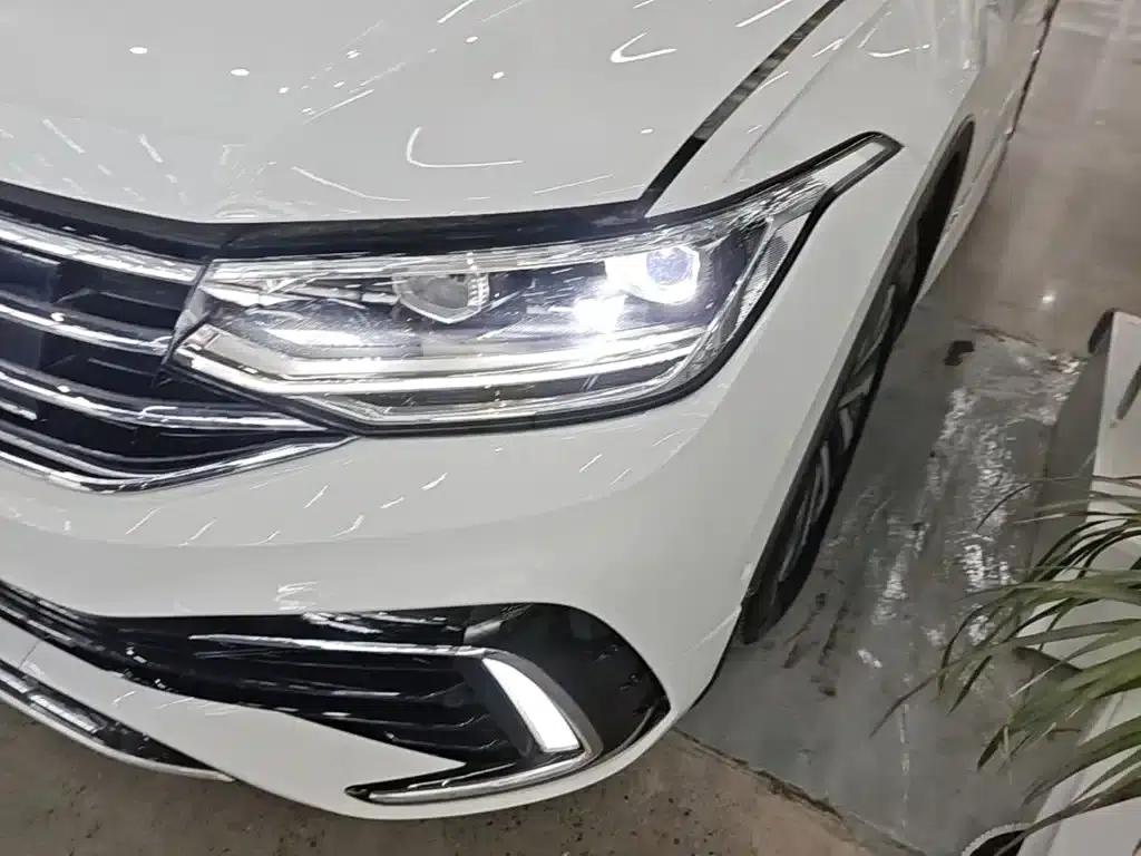 2023 Volkswagen Tiguan L Plug-in Hybrid 430PHEV Premium Edition — миниатюра 24