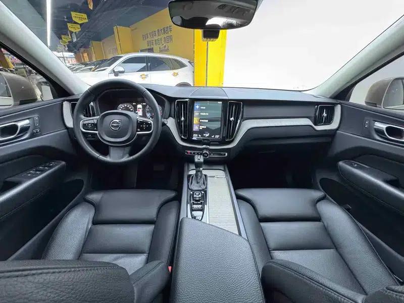 2018 Volvo XC60 T5 AWD Inscription Luxury Edition — миниатюра 7