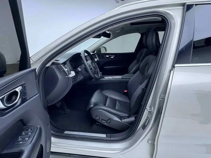 2018 Volvo XC60 T5 AWD Inscription Luxury Edition — миниатюра 9