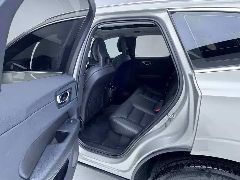 2018 Volvo XC60 T5 AWD Inscription Luxury Edition — миниатюра 10