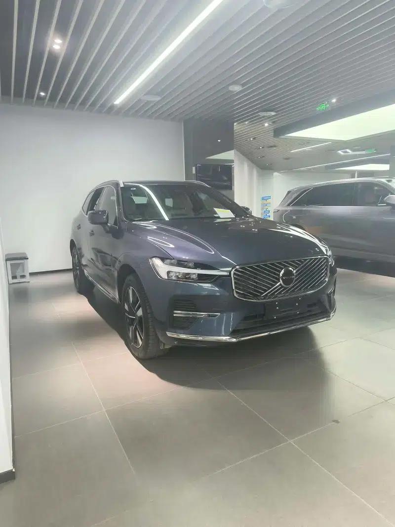 2026 Volvo XC60 B5 AWD Inscription Luxury Edition — миниатюра 3