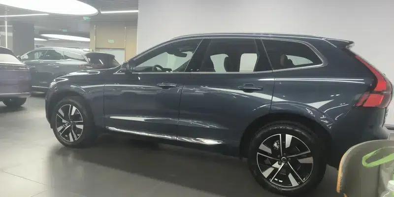 2026 Volvo XC60 B5 AWD Inscription Luxury Edition — миниатюра 4