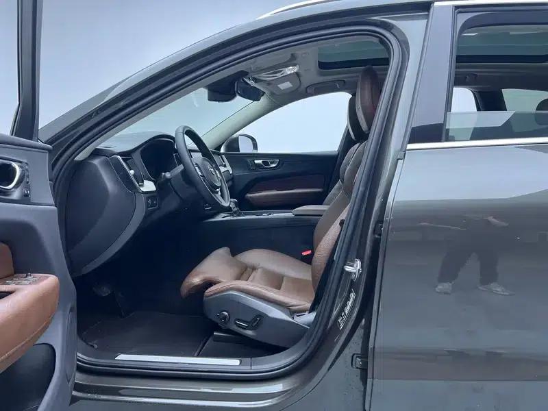 2020 Volvo XC60 T5 AWD Inscription Luxury Edition — миниатюра 17