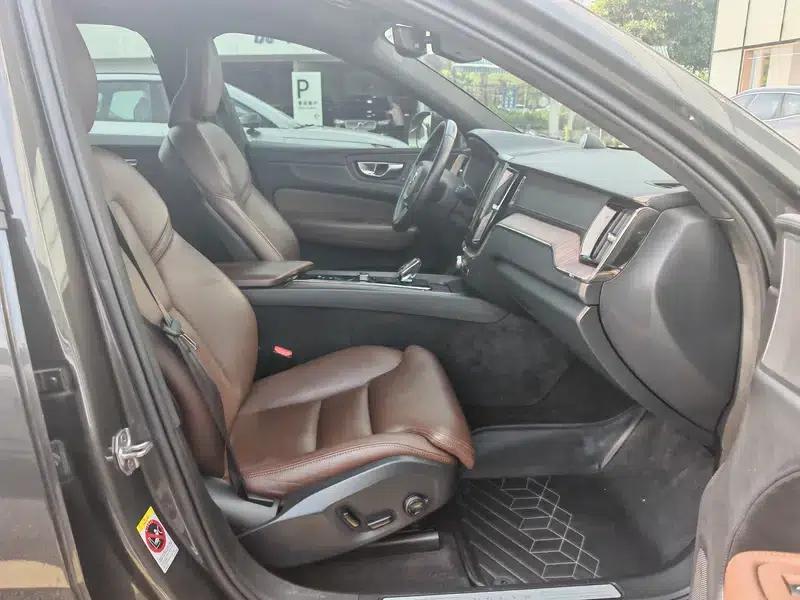 2022 Volvo XC60 B5 AWD Inscription Luxury Edition — миниатюра 22