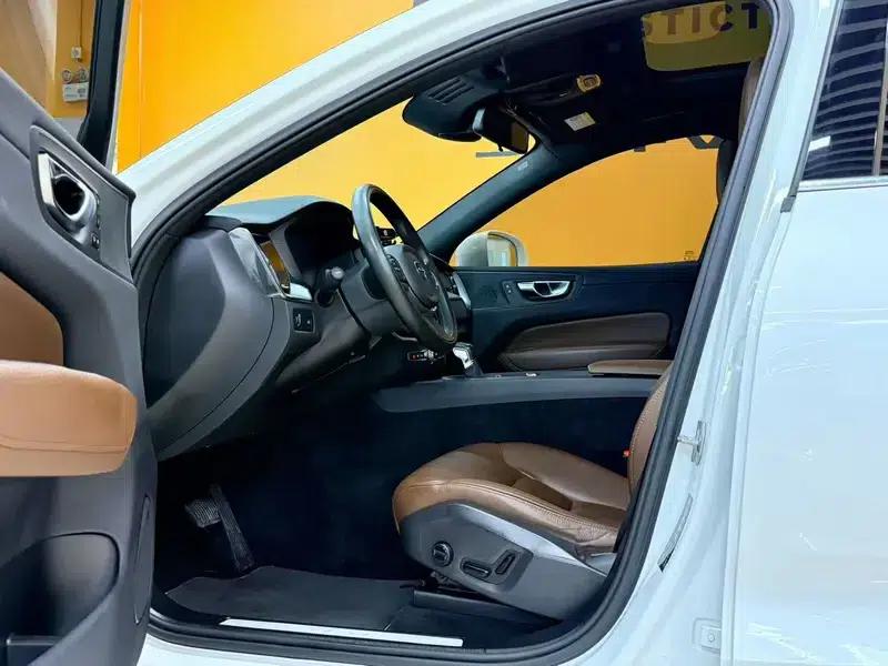 2021 Volvo XC60 T5 AWD Inscription Luxury Edition — миниатюра 9