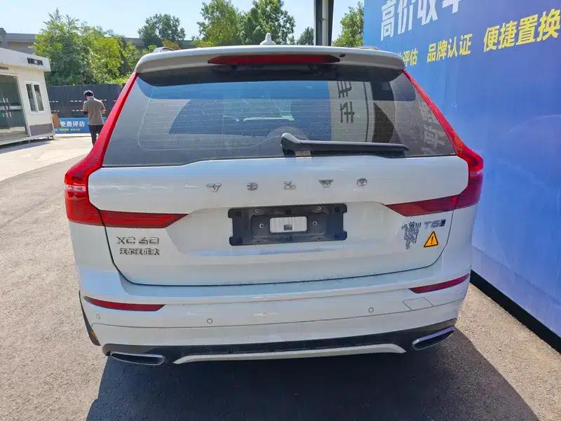 2021 Volvo XC60 T5 AWD Inscription Sport Edition — миниатюра 4