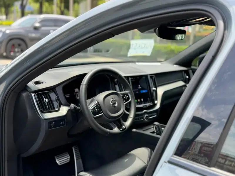 2022 Volvo XC60 B5 AWD Inscription Sport Edition — миниатюра 12