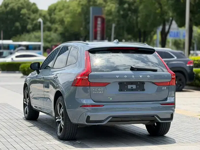 2022 Volvo XC60 B5 AWD Inscription Sport Edition — миниатюра 4