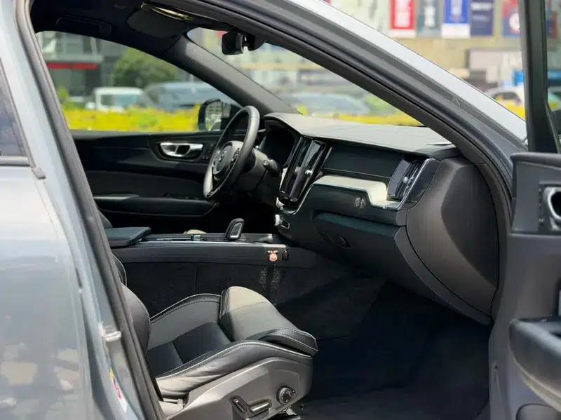 2022 Volvo XC60 B5 AWD Inscription Sport Edition — миниатюра 9
