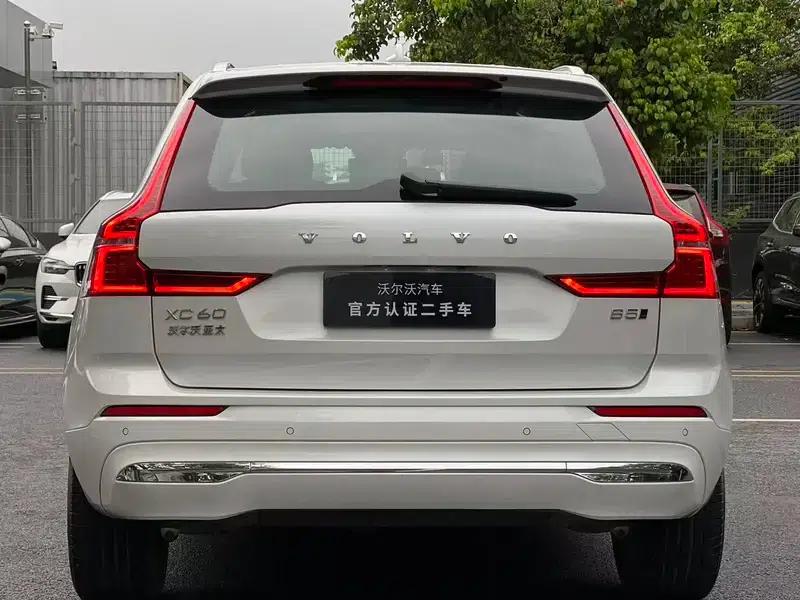 2025 Volvo XC60 B5 AWD Inscription Luxury Edition — миниатюра 4