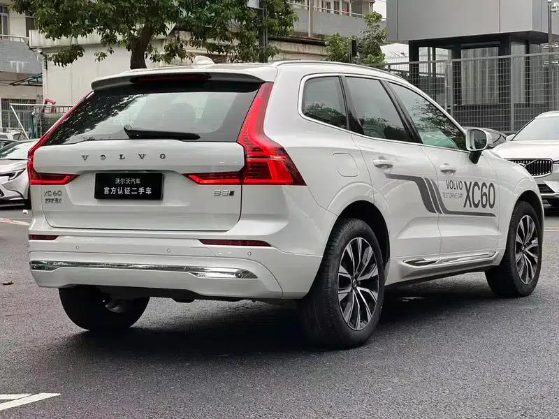 2025 Volvo XC60 B5 AWD Inscription Luxury Edition — миниатюра 5