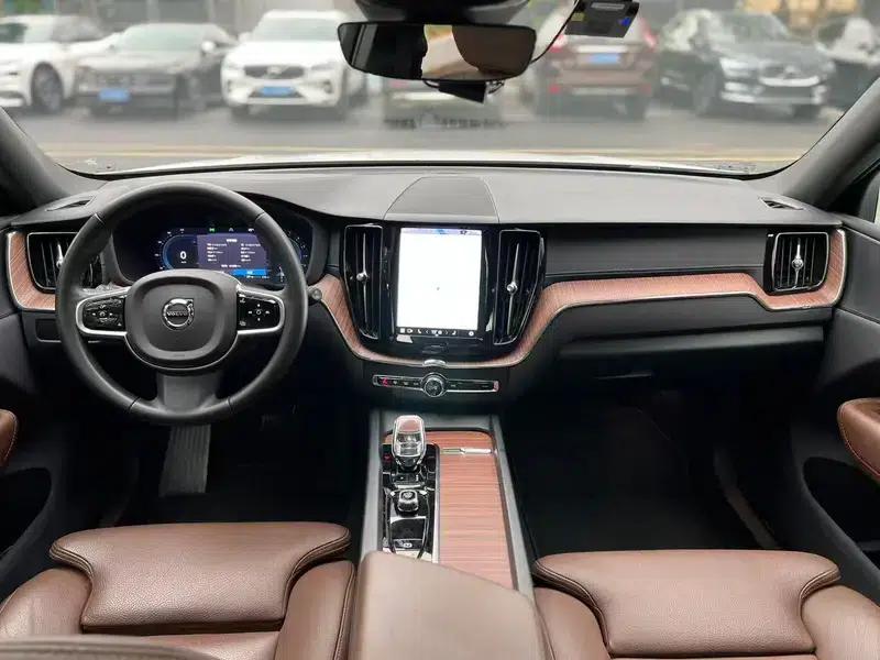 2025 Volvo XC60 B5 AWD Inscription Luxury Edition — миниатюра 7