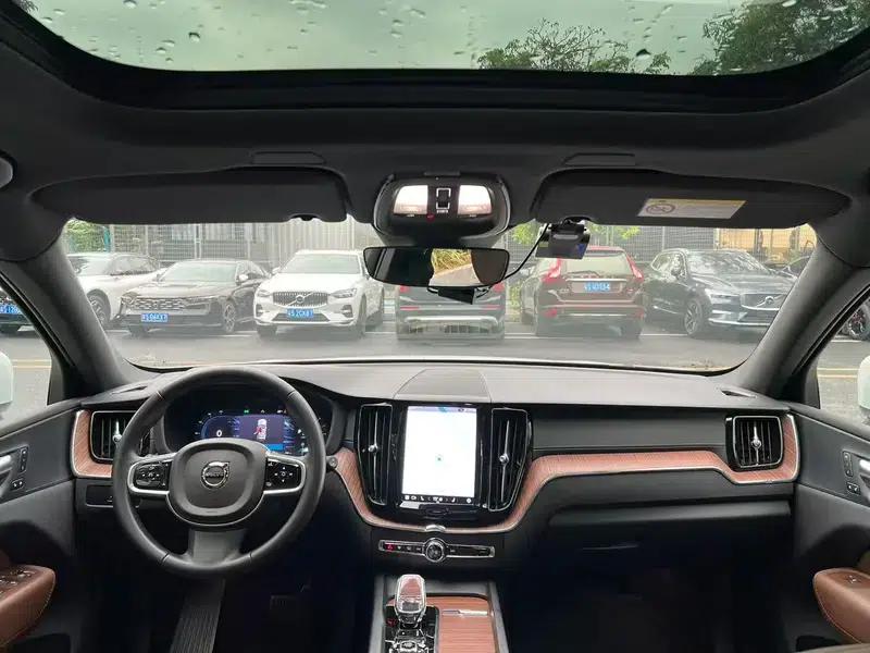 2025 Volvo XC60 B5 AWD Inscription Luxury Edition — миниатюра 9
