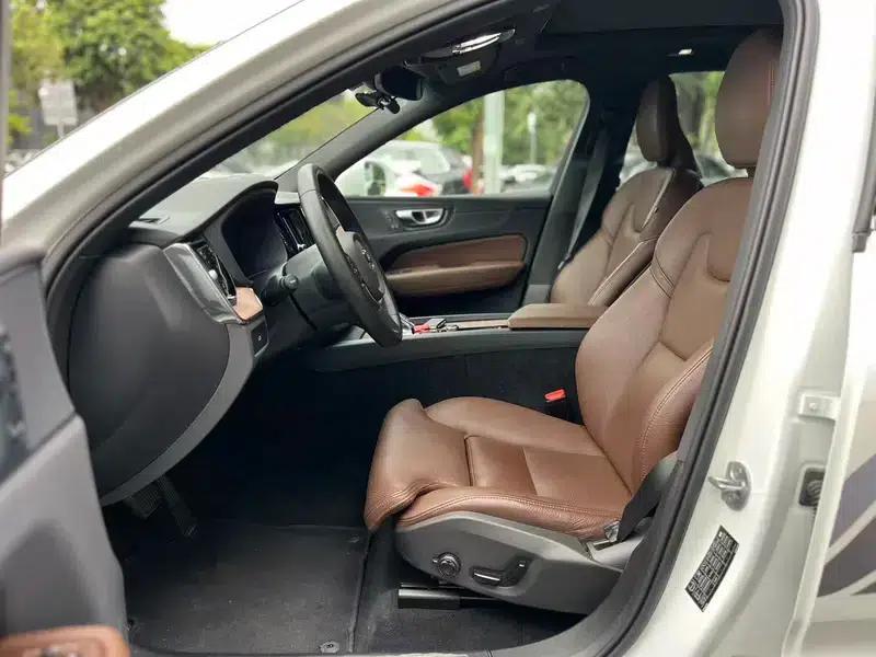 2025 Volvo XC60 B5 AWD Inscription Luxury Edition — миниатюра 10