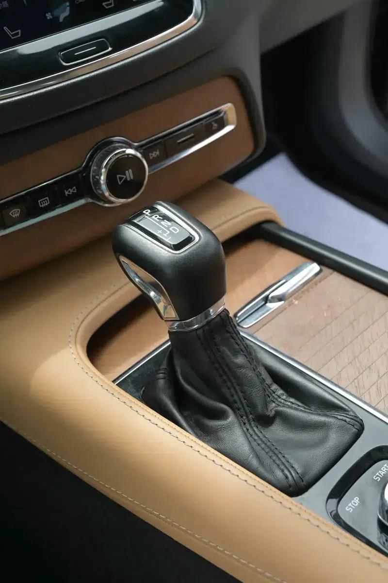 2015 Volvo XC90 T6 Limited Edition — миниатюра 14