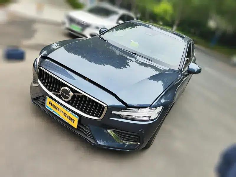 2025 Volvo S60 B4 Smart Luxury Edition — миниатюра 1
