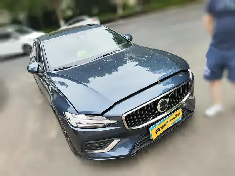 2025 Volvo S60 B4 Smart Luxury Edition — миниатюра 3