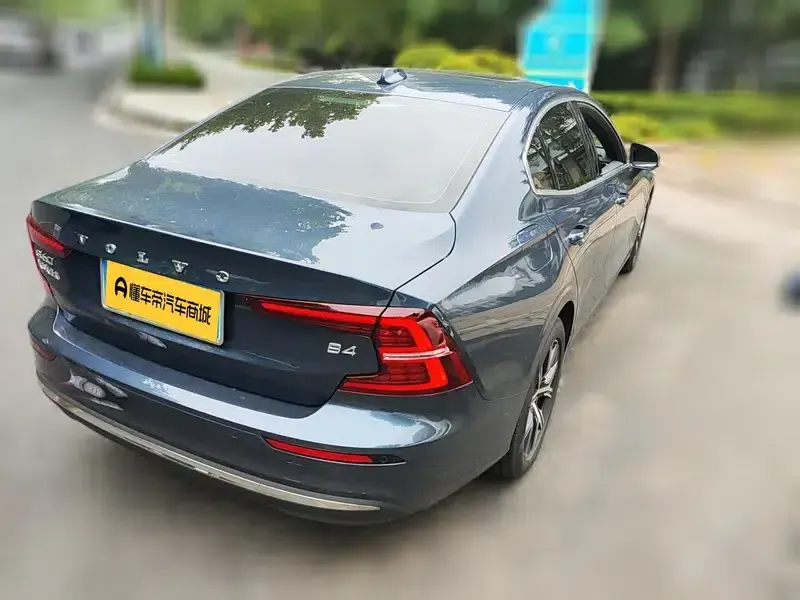 2025 Volvo S60 B4 Smart Luxury Edition — миниатюра 4